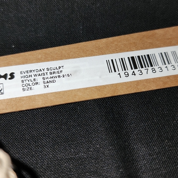 SKIMS NWT Every day Sculpt 3X runs very smal - Picture 3 of 3